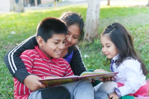 3 Latino children reading